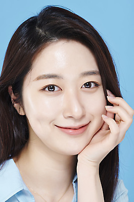 포토 JPG 스튜디오촬영 응시 여자 셔츠 실내 한명 미소 근접촬영 상반신 20대 성인 앞모습 뷰티 턱괴기 한국인 파란배경 청순 의료성형뷰티 성인여자한명만 차분 국내포토 1 시선 뷰포인트 백그라운드 컨셉 상의 모션 표정 사람 동양인 청년 내부 파란색 여자한명만 성인여자만 파일형식