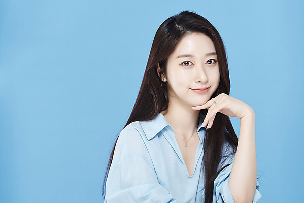 포토 JPG 스튜디오촬영 응시 여자 셔츠 실내 한명 미소 손짓 상반신 20대 성인 앞모습 뷰티 한국인 파란배경 청순 의료성형뷰티 성인여자한명만 차분 국내포토 1 시선 뷰포인트 백그라운드 컨셉 상의 모션 표정 사람 동양인 청년 내부 파란색 여자한명만 성인여자만 파일형식