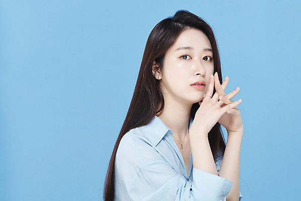 포토 JPG 스튜디오촬영 응시 여자 셔츠 실내 한명 상반신 20대 성인 옆모습 뷰티 한국인 깍지 파란배경 청순 의료성형뷰티 성인여자한명만 차분 국내포토 1 시선 뷰포인트 백그라운드 컨셉 상의 사람 동양인 손짓 청년 내부 파란색 여자한명만 성인여자만 파일형식