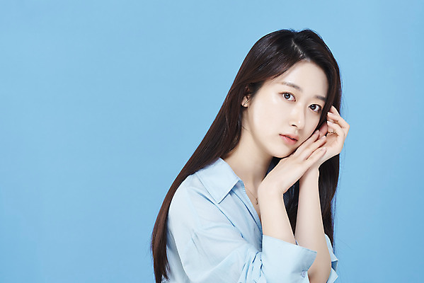 포토 JPG 스튜디오촬영 응시 여자 셔츠 실내 한명 손짓 상반신 20대 성인 옆모습 뷰티 한국인 파란배경 청순 의료성형뷰티 성인여자한명만 차분 국내포토 1 시선 뷰포인트 백그라운드 컨셉 상의 모션 사람 동양인 청년 내부 파란색 여자한명만 성인여자만 파일형식