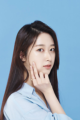 포토 JPG 스튜디오촬영 응시 여자 셔츠 실내 한명 손짓 상반신 20대 성인 옆모습 뷰티 한국인 파란배경 청순 의료성형뷰티 성인여자한명만 차분 국내포토 1 시선 뷰포인트 백그라운드 컨셉 상의 모션 사람 동양인 청년 내부 파란색 여자한명만 성인여자만 파일형식