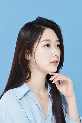 포토 JPG 스튜디오촬영 응시 여자 셔츠 실내 한명 손짓 상반신 20대 성인 옆모습 뷰티 한국인 파란배경 청순 의료성형뷰티 성인여자한명만 차분 국내포토 1 시선 뷰포인트 백그라운드 컨셉 상의 모션 사람 동양인 청년 내부 파란색 여자한명만 성인여자만 파일형식