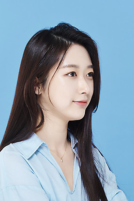 포토 JPG 스튜디오촬영 응시 여자 셔츠 실내 한명 미소 상반신 20대 성인 옆모습 뷰티 한국인 파란배경 청순 의료성형뷰티 성인여자한명만 차분 국내포토 1 시선 뷰포인트 백그라운드 컨셉 상의 표정 사람 동양인 청년 내부 파란색 여자한명만 성인여자만 파일형식