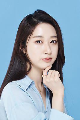 포토 JPG 스튜디오촬영 응시 여자 셔츠 실내 한명 손짓 상반신 20대 성인 옆모습 뷰티 한국인 파란배경 청순 의료성형뷰티 성인여자한명만 차분 국내포토 1 시선 뷰포인트 백그라운드 컨셉 상의 모션 사람 동양인 청년 내부 파란색 여자한명만 성인여자만 파일형식