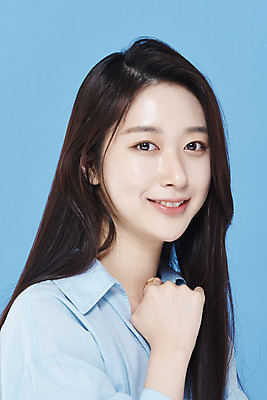 포토 JPG 스튜디오촬영 응시 여자 셔츠 실내 한명 미소 상반신 20대 성인 옆모습 뷰티 주먹 한국인 파란배경 청순 의료성형뷰티 성인여자한명만 차분 국내포토 1 시선 뷰포인트 백그라운드 컨셉 상의 모션 표정 사람 동양인 청년 내부 파란색 여자한명만 성인여자만 파일형식