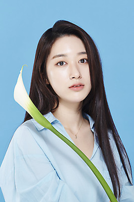 포토 JPG 스튜디오촬영 응시 여자 셔츠 실내 한명 들기 상반신 20대 성인 앞모습 뷰티 한국인 카라 파란배경 청순 의료성형뷰티 성인여자한명만 차분 국내포토 1 시선 꽃 뷰포인트 백그라운드 컨셉 상의 모션 사람 동양인 청년 내부 파란색 여자한명만 성인여자만 파일형식