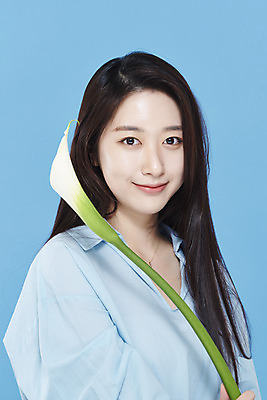 포토 JPG 스튜디오촬영 응시 여자 셔츠 실내 한명 미소 들기 상반신 20대 성인 옆모습 뷰티 한국인 카라 파란배경 청순 의료성형뷰티 성인여자한명만 차분 국내포토 1 시선 꽃 뷰포인트 백그라운드 컨셉 상의 모션 표정 사람 동양인 청년 내부 파란색 여자한명만 성인여자만 파일형식