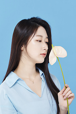 포토 JPG 스튜디오촬영 응시 여자 셔츠 실내 한명 들기 상반신 20대 성인 옆모습 뷰티 한국인 파란배경 안스리움 청순 의료성형뷰티 성인여자한명만 차분 국내포토 1 시선 꽃 뷰포인트 백그라운드 컨셉 상의 모션 사람 동양인 청년 내부 파란색 여자한명만 성인여자만 파일형식