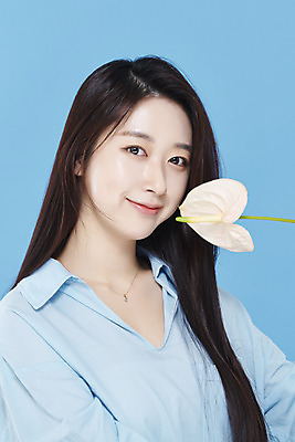 포토 JPG 스튜디오촬영 응시 여자 셔츠 실내 한명 미소 들기 상반신 20대 성인 앞모습 옆모습 뷰티 한국인 파란배경 안스리움 청순 의료성형뷰티 성인여자한명만 차분 국내포토 1 시선 꽃 뷰포인트 백그라운드 컨셉 상의 모션 표정 사람 동양인 청년 내부 파란색 여자한명만 성인여자만 파일형식