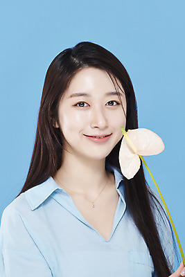 포토 JPG 스튜디오촬영 응시 여자 셔츠 실내 한명 미소 들기 상반신 20대 성인 앞모습 뷰티 한국인 파란배경 안스리움 청순 의료성형뷰티 성인여자한명만 차분 국내포토 1 시선 꽃 뷰포인트 백그라운드 컨셉 상의 모션 표정 사람 동양인 청년 내부 파란색 여자한명만 성인여자만 파일형식