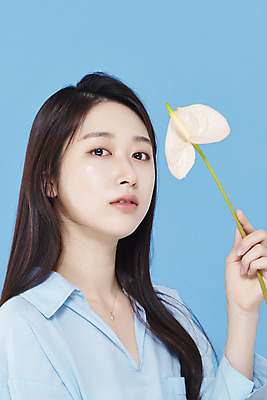 포토 JPG 스튜디오촬영 응시 여자 셔츠 실내 한명 들기 상반신 20대 성인 옆모습 뷰티 한국인 파란배경 안스리움 청순 의료성형뷰티 성인여자한명만 차분 국내포토 1 시선 꽃 뷰포인트 백그라운드 컨셉 상의 모션 사람 동양인 청년 내부 파란색 여자한명만 성인여자만 파일형식