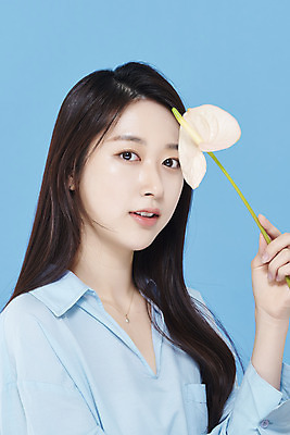 포토 JPG 스튜디오촬영 응시 여자 셔츠 실내 한명 들기 상반신 20대 성인 옆모습 뷰티 한국인 파란배경 안스리움 청순 의료성형뷰티 성인여자한명만 차분 국내포토 1 시선 꽃 뷰포인트 백그라운드 컨셉 상의 모션 사람 동양인 청년 내부 파란색 여자한명만 성인여자만 파일형식