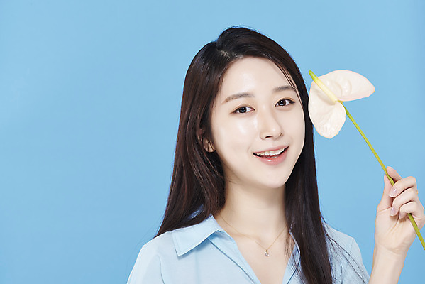 포토 JPG 스튜디오촬영 응시 여자 셔츠 실내 한명 미소 들기 상반신 20대 성인 앞모습 뷰티 한국인 파란배경 안스리움 청순 의료성형뷰티 성인여자한명만 차분 국내포토 1 시선 꽃 뷰포인트 백그라운드 컨셉 상의 모션 표정 사람 동양인 청년 내부 파란색 여자한명만 성인여자만 파일형식