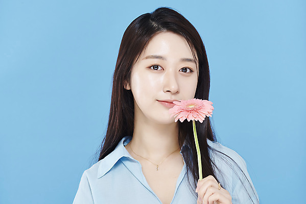 포토 JPG 스튜디오촬영 응시 여자 셔츠 실내 한명 들기 상반신 20대 성인 앞모습 뷰티 한국인 파란배경 거베라 청순 의료성형뷰티 성인여자한명만 차분 국내포토 1 시선 꽃 뷰포인트 백그라운드 컨셉 상의 모션 사람 동양인 청년 내부 파란색 여자한명만 성인여자만 파일형식