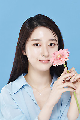 포토 JPG 스튜디오촬영 응시 여자 셔츠 실내 한명 미소 들기 상반신 20대 성인 앞모습 뷰티 한국인 파란배경 거베라 청순 의료성형뷰티 성인여자한명만 차분 국내포토 1 시선 꽃 뷰포인트 백그라운드 컨셉 상의 모션 표정 사람 동양인 청년 내부 파란색 여자한명만 성인여자만 파일형식