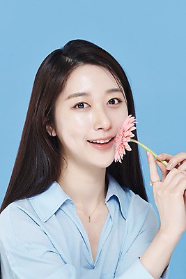 포토 JPG 스튜디오촬영 응시 여자 셔츠 실내 한명 미소 들기 상반신 20대 성인 앞모습 뷰티 한국인 파란배경 거베라 청순 의료성형뷰티 성인여자한명만 차분 국내포토 1 시선 꽃 뷰포인트 백그라운드 컨셉 상의 모션 표정 사람 동양인 청년 내부 파란색 여자한명만 성인여자만 파일형식