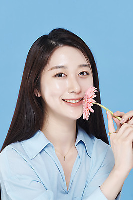 포토 JPG 스튜디오촬영 응시 여자 셔츠 실내 한명 미소 들기 상반신 20대 성인 앞모습 뷰티 한국인 파란배경 거베라 청순 의료성형뷰티 성인여자한명만 차분 국내포토 1 시선 꽃 뷰포인트 백그라운드 컨셉 상의 모션 표정 사람 동양인 청년 내부 파란색 여자한명만 성인여자만 파일형식