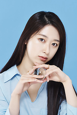 포토 JPG 스튜디오촬영 응시 여자 셔츠 실내 한명 들기 상반신 20대 성인 앞모습 뷰티 한국인 파란배경 유리구슬 청순 의료성형뷰티 성인여자한명만 차분 국내포토 1 시선 뷰포인트 백그라운드 컨셉 상의 모션 유리 사람 동양인 청년 내부 파란색 구슬 여자한명만 성인여자만 파일형식