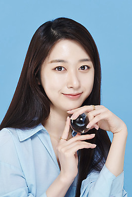 포토 JPG 스튜디오촬영 응시 여자 셔츠 실내 한명 미소 들기 상반신 20대 성인 앞모습 뷰티 한국인 파란배경 유리구슬 청순 의료성형뷰티 성인여자한명만 차분 국내포토 1 시선 뷰포인트 백그라운드 컨셉 상의 모션 유리 표정 사람 동양인 청년 내부 파란색 구슬 여자한명만 성인여자만 파일형식