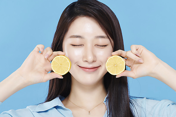 포토 JPG 스튜디오촬영 여자 셔츠 실내 한명 미소 들기 상반신 20대 성인 앞모습 뷰티 눈감음 한국인 레몬 파란배경 상큼 청순 의료성형뷰티 성인여자한명만 차분 국내포토 1 뷰포인트 백그라운드 컨셉 상의 과일 모션 표정 사람 동양인 청년 내부 파란색 여자한명만 성인여자만 파일형식