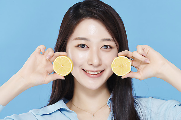 포토 JPG 스튜디오촬영 응시 여자 셔츠 실내 한명 미소 들기 상반신 20대 성인 앞모습 뷰티 한국인 레몬 파란배경 상큼 청순 의료성형뷰티 성인여자한명만 차분 국내포토 1 시선 뷰포인트 백그라운드 컨셉 상의 과일 모션 표정 사람 동양인 청년 내부 파란색 여자한명만 성인여자만 파일형식