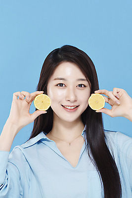 포토 JPG 스튜디오촬영 응시 여자 셔츠 실내 한명 미소 들기 상반신 20대 성인 앞모습 뷰티 한국인 레몬 파란배경 청순 의료성형뷰티 성인여자한명만 차분 국내포토 1 시선 뷰포인트 백그라운드 컨셉 상의 과일 모션 표정 사람 동양인 청년 내부 파란색 여자한명만 성인여자만 파일형식