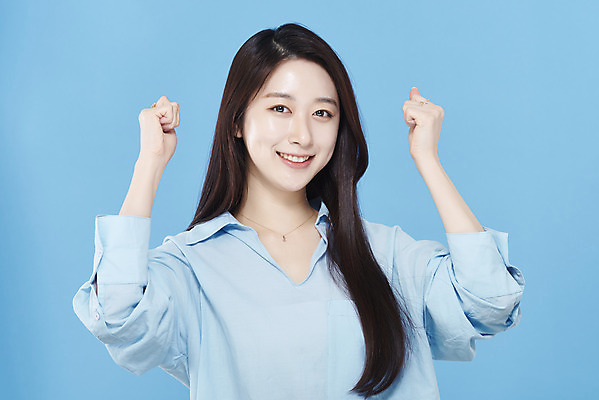 포토 JPG 스튜디오촬영 응시 여자 셔츠 실내 한명 미소 상반신 20대 성인 앞모습 뷰티 파이팅 한국인 파란배경 청순 의료성형뷰티 성인여자한명만 차분 국내포토 1 시선 뷰포인트 백그라운드 컨셉 상의 모션 표정 사람 동양인 청년 내부 파란색 여자한명만 성인여자만 파일형식