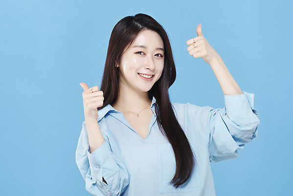 포토 JPG 스튜디오촬영 응시 여자 셔츠 실내 한명 미소 상반신 20대 성인 앞모습 뷰티 한국인 최고 파란배경 청순 의료성형뷰티 성인여자한명만 차분 국내포토 1 시선 뷰포인트 백그라운드 컨셉 상의 표정 사람 동양인 청년 내부 파란색 여자한명만 성인여자만 파일형식