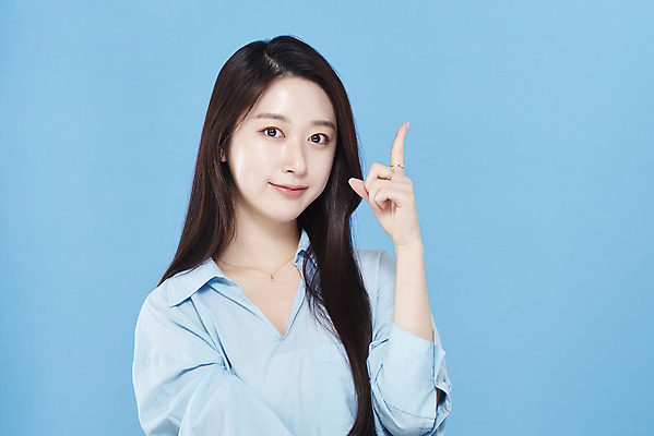 포토 JPG 스튜디오촬영 응시 여자 셔츠 실내 한명 손짓 상반신 20대 성인 앞모습 뷰티 한국인 파란배경 청순 의료성형뷰티 성인여자한명만 차분 국내포토 1 시선 뷰포인트 백그라운드 컨셉 상의 모션 사람 동양인 청년 내부 파란색 여자한명만 성인여자만 파일형식