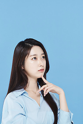 포토 JPG 스튜디오촬영 응시 여자 셔츠 실내 한명 손짓 상반신 20대 성인 옆모습 뷰티 한국인 고민 파란배경 청순 의료성형뷰티 성인여자한명만 차분 국내포토 1 시선 감정 뷰포인트 백그라운드 컨셉 상의 모션 사람 동양인 청년 내부 파란색 여자한명만 성인여자만 파일형식