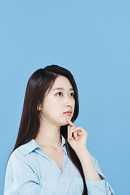 포토 JPG 스튜디오촬영 응시 여자 셔츠 실내 한명 손짓 상반신 20대 성인 옆모습 뷰티 한국인 고민 파란배경 청순 의료성형뷰티 성인여자한명만 차분 국내포토 1 시선 감정 뷰포인트 백그라운드 컨셉 상의 모션 사람 동양인 청년 내부 파란색 여자한명만 성인여자만 파일형식