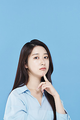 포토 JPG 스튜디오촬영 응시 여자 셔츠 실내 한명 손짓 상반신 20대 성인 옆모습 뷰티 한국인 고민 파란배경 청순 의료성형뷰티 성인여자한명만 차분 국내포토 1 시선 감정 뷰포인트 백그라운드 컨셉 상의 모션 사람 동양인 청년 내부 파란색 여자한명만 성인여자만 파일형식