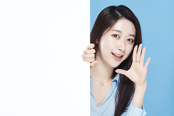 포토 JPG 스튜디오촬영 배너 응시 여자 셔츠 실내 한명 미소 상반신 20대 성인 앞모습 뷰티 외침 한국인 잡기 파란배경 청순 의료성형뷰티 성인여자한명만 차분 국내포토 1 시선 뷰포인트 백그라운드 컨셉 상의 모션 표정 사람 동양인 청년 내부 파란색 소리 여자한명만 성인여자만 파일형식