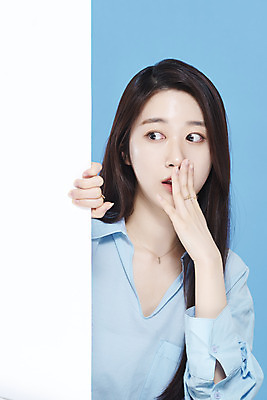 포토 JPG 스튜디오촬영 배너 응시 여자 셔츠 실내 한명 상반신 20대 성인 앞모습 뷰티 놀람 한국인 잡기 파란배경 입가림 청순 의료성형뷰티 성인여자한명만 차분 국내포토 1 시선 감정 뷰포인트 백그라운드 컨셉 상의 모션 표정 사람 동양인 청년 내부 파란색 가림 여자한명만 성인여자만 파일형식