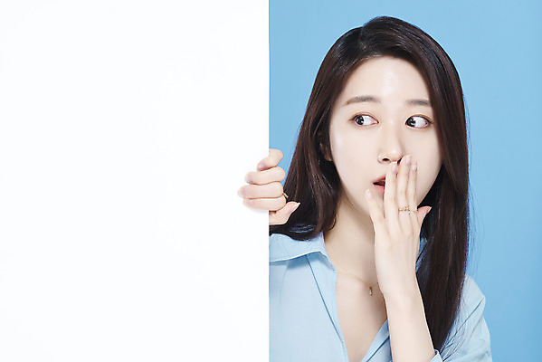 포토 JPG 스튜디오촬영 배너 응시 여자 셔츠 실내 한명 상반신 20대 성인 앞모습 뷰티 놀람 한국인 잡기 파란배경 청순 의료성형뷰티 성인여자한명만 차분 국내포토 1 시선 감정 뷰포인트 백그라운드 컨셉 상의 모션 표정 사람 동양인 청년 내부 파란색 여자한명만 성인여자만 파일형식
