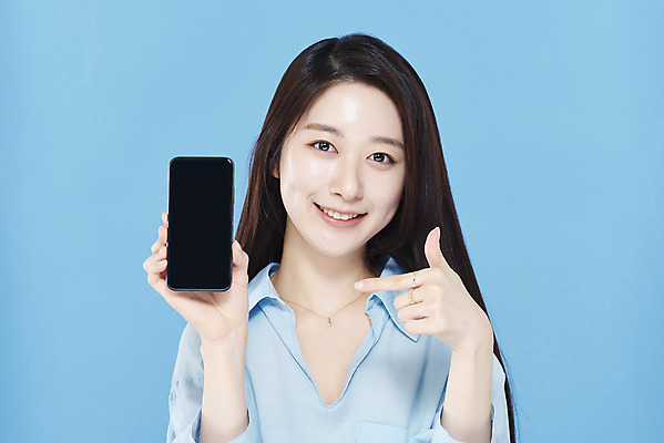 포토 JPG 스튜디오촬영 응시 여자 셔츠 실내 한명 미소 들기 상반신 20대 성인 앞모습 스마트폰 뷰티 한국인 가리킴 파란배경 청순 의료성형뷰티 성인여자한명만 차분 국내포토 1 시선 뷰포인트 백그라운드 컨셉 상의 모션 표정 사람 동양인 손짓 청년 내부 파란색 핸드폰 스마트기기 여자한명만 성인여자만 파일형식