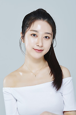 포토 JPG 스튜디오촬영 응시 여자 회색배경 실내 한명 미소 상반신 20대 성인 앞모습 뷰티 한국인 청순 의료성형뷰티 성인여자한명만 국내포토 1 시선 뷰포인트 백그라운드 컨셉 표정 사람 동양인 청년 내부 회색 여자한명만 성인여자만 파일형식