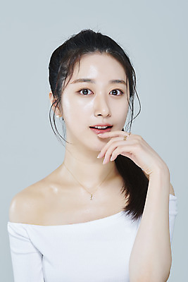 포토 JPG 스튜디오촬영 응시 여자 회색배경 실내 한명 미소 손짓 상반신 20대 성인 앞모습 뷰티 한국인 청순 의료성형뷰티 성인여자한명만 국내포토 1 시선 뷰포인트 백그라운드 컨셉 모션 표정 사람 동양인 청년 내부 회색 여자한명만 성인여자만 파일형식