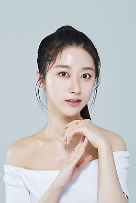 포토 JPG 스튜디오촬영 응시 여자 회색배경 실내 한명 손짓 상반신 20대 성인 앞모습 뷰티 한국인 청순 의료성형뷰티 성인여자한명만 국내포토 1 시선 뷰포인트 백그라운드 컨셉 모션 사람 동양인 청년 내부 회색 여자한명만 성인여자만 파일형식