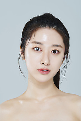 포토 JPG 스튜디오촬영 응시 여자 회색배경 실내 한명 미소 상반신 20대 성인 앞모습 뷰티 한국인 청순 의료성형뷰티 성인여자한명만 국내포토 1 시선 뷰포인트 백그라운드 컨셉 표정 사람 동양인 청년 내부 회색 여자한명만 성인여자만 파일형식