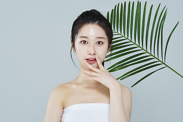 포토 JPG 스튜디오촬영 응시 여자 회색배경 나뭇잎 실내 한명 손짓 상반신 20대 성인 앞모습 뷰티 놀람 한국인 청순 의료성형뷰티 성인여자한명만 국내포토 1 시선 감정 뷰포인트 백그라운드 컨셉 잎 모션 표정 사람 동양인 청년 내부 회색 여자한명만 성인여자만 파일형식