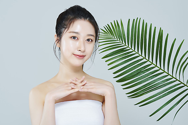 포토 JPG 스튜디오촬영 응시 여자 회색배경 나뭇잎 실내 한명 미소 상반신 20대 성인 앞모습 뷰티 한국인 깍지 청순 의료성형뷰티 성인여자한명만 국내포토 1 시선 뷰포인트 백그라운드 컨셉 잎 표정 사람 동양인 손짓 청년 내부 회색 여자한명만 성인여자만 파일형식