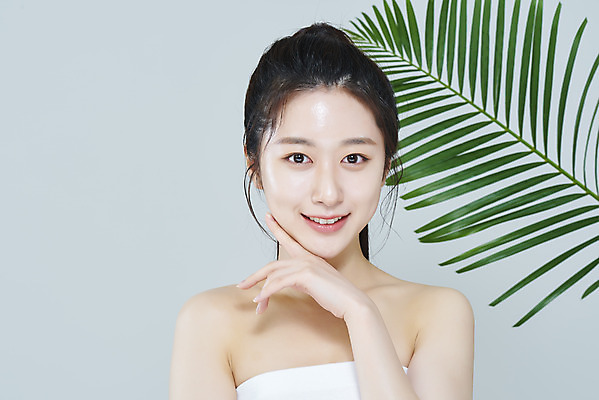 포토 JPG 스튜디오촬영 응시 여자 회색배경 나뭇잎 실내 한명 미소 손짓 상반신 20대 성인 앞모습 뷰티 한국인 청순 의료성형뷰티 성인여자한명만 국내포토 1 시선 뷰포인트 백그라운드 컨셉 잎 모션 표정 사람 동양인 청년 내부 회색 여자한명만 성인여자만 파일형식