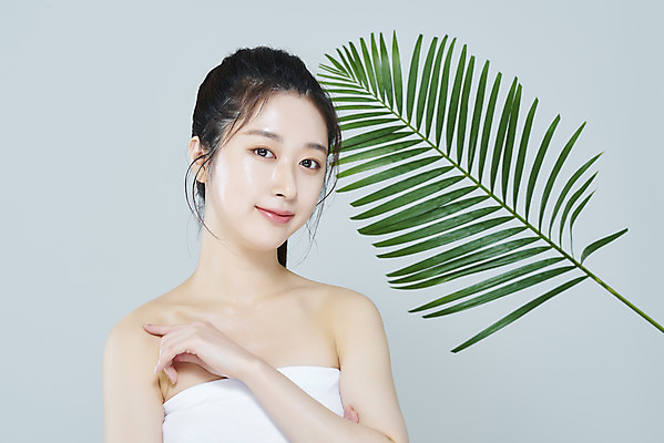 포토 JPG 스튜디오촬영 응시 여자 회색배경 나뭇잎 실내 한명 손짓 상반신 20대 성인 앞모습 뷰티 한국인 청순 의료성형뷰티 성인여자한명만 국내포토 1 시선 뷰포인트 백그라운드 컨셉 잎 모션 사람 동양인 청년 내부 회색 여자한명만 성인여자만 파일형식