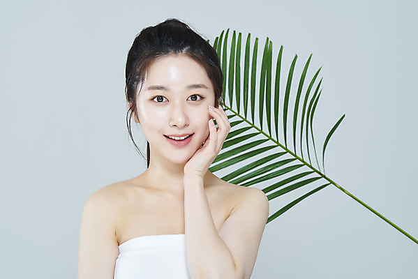 포토 JPG 스튜디오촬영 응시 여자 회색배경 나뭇잎 실내 한명 손짓 상반신 20대 성인 앞모습 뷰티 한국인 청순 의료성형뷰티 성인여자한명만 국내포토 1 시선 뷰포인트 백그라운드 컨셉 잎 모션 사람 동양인 청년 내부 회색 여자한명만 성인여자만 파일형식