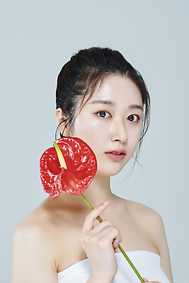 포토 JPG 스튜디오촬영 응시 여자 회색배경 실내 한명 들기 상반신 20대 성인 앞모습 뷰티 한국인 안스리움 청순 의료성형뷰티 성인여자한명만 국내포토 1 시선 꽃 뷰포인트 백그라운드 컨셉 모션 사람 동양인 청년 내부 회색 여자한명만 성인여자만 파일형식