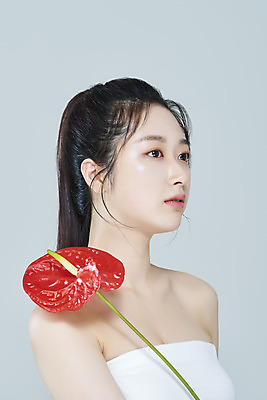 포토 JPG 스튜디오촬영 응시 여자 회색배경 실내 한명 들기 상반신 20대 성인 옆모습 뷰티 한국인 안스리움 청순 의료성형뷰티 성인여자한명만 국내포토 1 시선 꽃 뷰포인트 백그라운드 컨셉 모션 사람 동양인 청년 내부 회색 여자한명만 성인여자만 파일형식