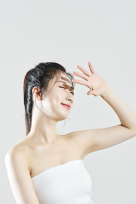 포토 JPG 스튜디오촬영 여자 회색배경 실내 한명 미소 상반신 20대 성인 옆모습 여름 햇빛 뷰티 눈감음 한국인 가림 청순 의료성형뷰티 성인여자한명만 국내포토 1 계절 뷰포인트 백그라운드 컨셉 모션 표정 사람 동양인 청년 내부 태양 회색 여자한명만 성인여자만 파일형식