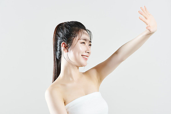 포토 JPG 스튜디오촬영 여자 회색배경 실내 한명 미소 상반신 20대 성인 옆모습 여름 햇빛 뷰티 한국인 가림 손뻗기 청순 의료성형뷰티 성인여자한명만 국내포토 1 계절 뷰포인트 백그라운드 컨셉 모션 표정 사람 동양인 청년 내부 태양 회색 여자한명만 성인여자만 파일형식