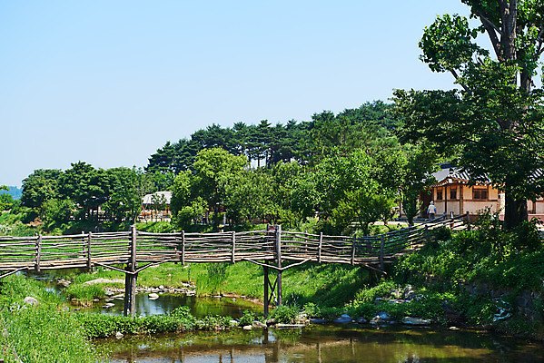 포토 JPG 주간 한옥 풍경 사람없음 야외 강 농촌 시골 충청남도 민속마을 섶다리 외암리 아산 국내포토 자연요소 한국전통 고건축 충청도 파일형식